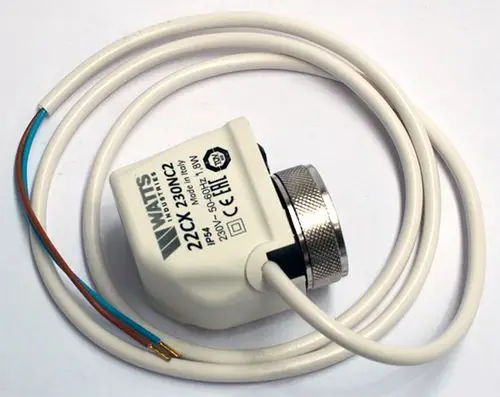 DAIKIN Stellantrieb mit Kabel, ausgestattet mit einem steckbaren Anschluss und einem runden Regler. Geeignet für die Steuerung von Heizungsanlagen.